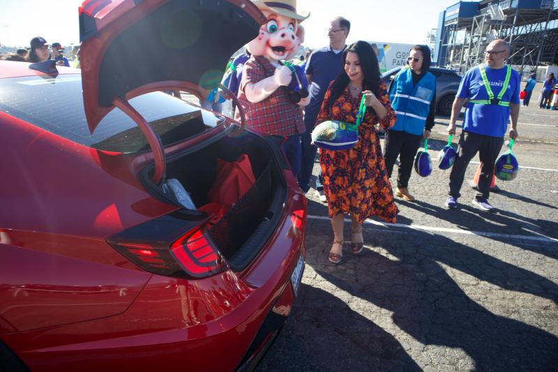 Senator Susan Rubio Seen Distributing Turkeys and Groceries